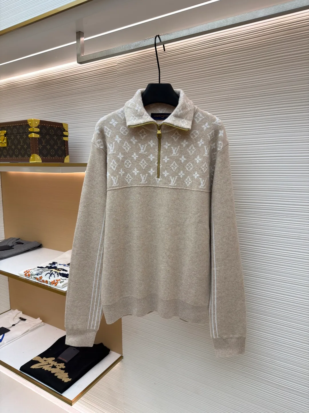 LOUIS VUITTON SKI ski series printed sweater ●Original version: purchased and developed for 16999 ●Item number: 1681590-B70 ●Fabric: wool blended fabric ●Technology: printing production ●Color: camel ●Version: fitted version ●Weight: about 660 grams ●Size: XS-S-M-L ●Description: This beige half-zip turtleneck sweater is made of high-quality wool blend fabric, which has a soft and delicate feel, excellent warmth retention and breathability. The classic half-high collar design and metal zipper are both warm and neat. The zipper adopts precision electroplating technology, which makes the color uniform, smooth and durable. The classic presbyopia pattern on the chest and shoulders adopts fine jacquard technology. The pattern is three-dimensional and clear, highlighting the brand recognition. The body has a form-fitting silhouette and a smooth cut for comfort and freedom of movement. The cuffs and hem are ribbed to fit tightly around the wrist and waist to prevent cold wind from entering. In the production process, multiple combing and washing processes are used to make the fabric softer and skin-friendly while maintaining a stable pattern. The stitching is even and firm, and the details are meticulously handled, reflecting the brand's strict control over quality. The overall design is simple and elegant, with exquisite details. From fabrics to hardware accessories, it reflects the pursuit of quality. It is an ideal choice for daily wear in autumn and winter. The overall wiring is straight and delicate, the fabric is comfortable and soft, and the color is consistent without color difference. It can be matched with the same style to create a fashionable look and control various occasions. Customized accessories, complete with three standards, same style for men and women!